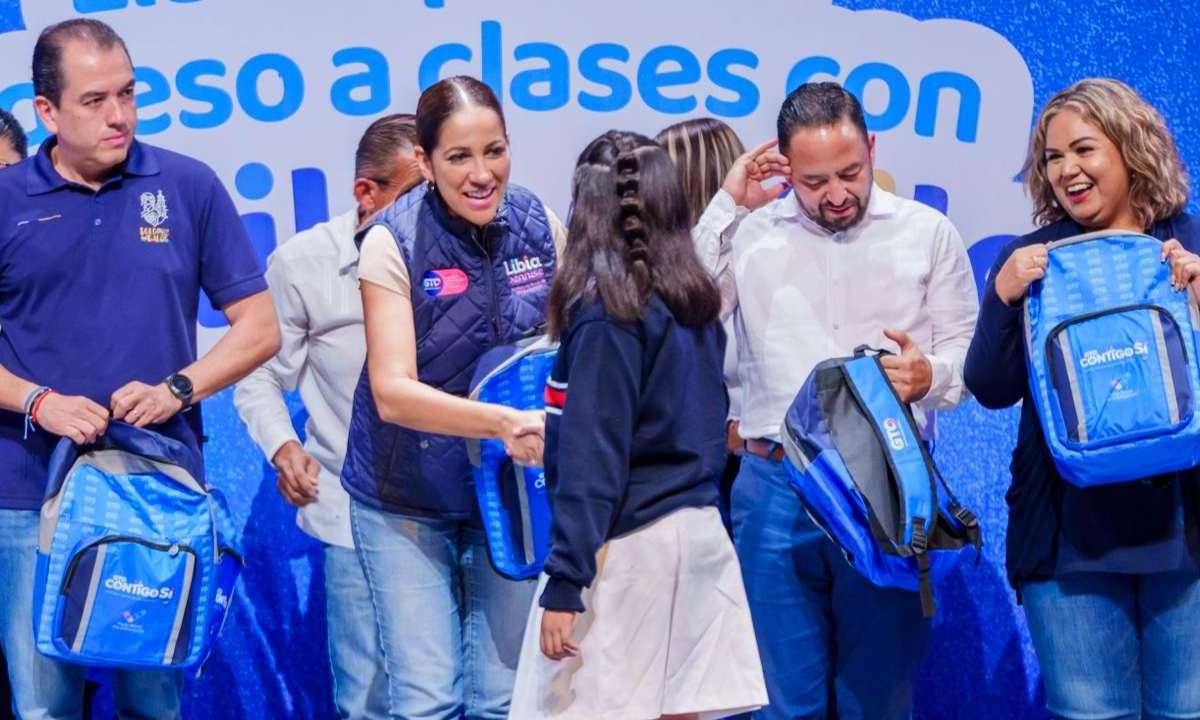 La Secretaría de Educación de Guanajuato (SEG) en coordinación con la Secretaría de Desarrollo Social y Humano (SEDESHU), arrancó la entrega regional de útiles escolares y mochilas 2023 en Dolores Hidalgo.