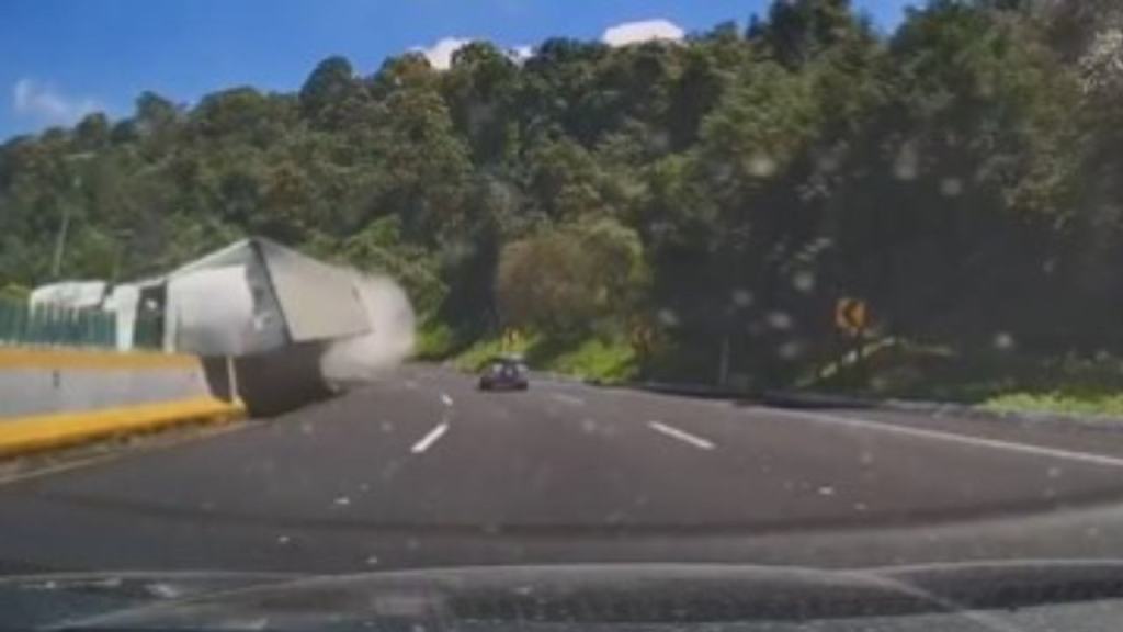 Un automovilista captó el momento en el que un tráiler volcó en la curva conocida como 'La Pera', ubicada en la autopista México-Cuernavaca.