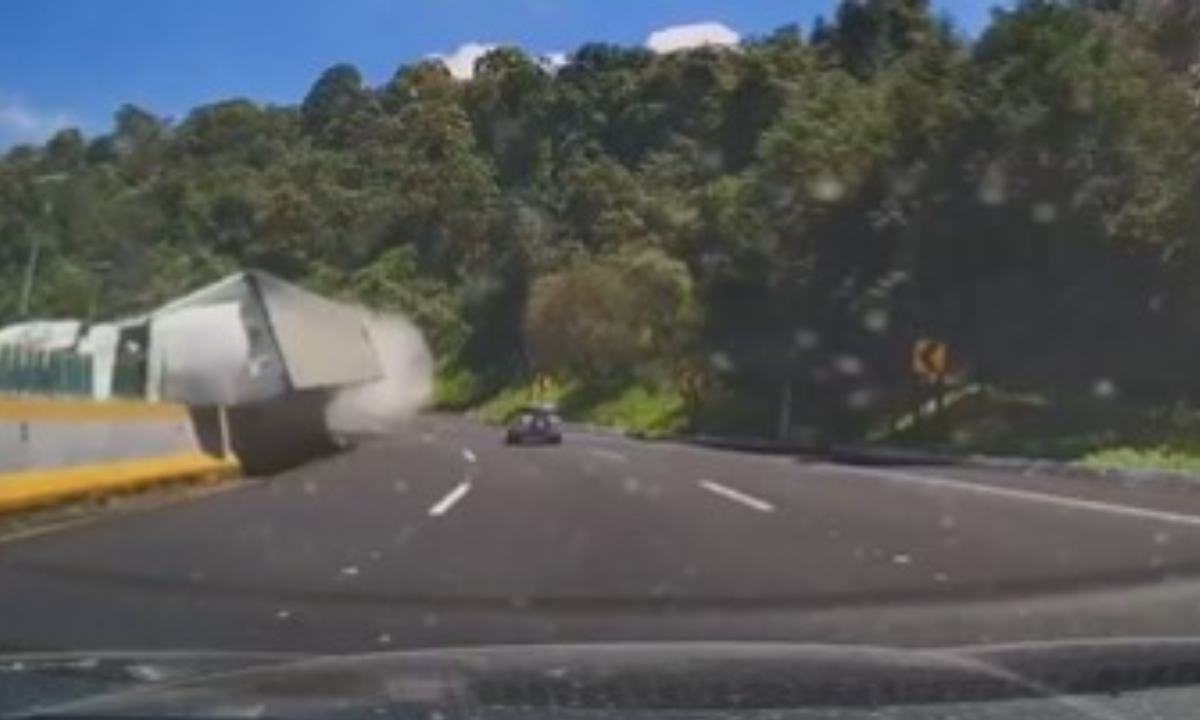 Un automovilista captó el momento en el que un tráiler volcó en la curva conocida como 'La Pera', ubicada en la autopista México-Cuernavaca.
