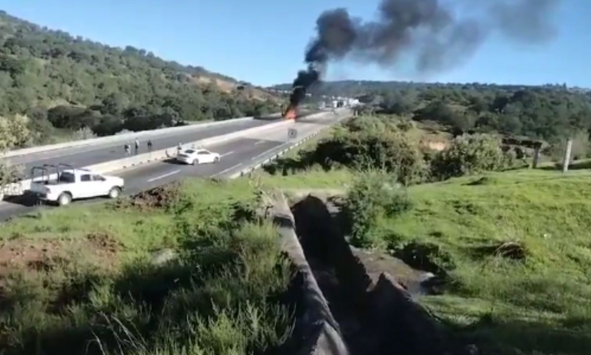 Explosión pipa carretera
