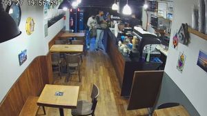 Captan en video asalto a mano armada a cafetería de la Condesa. Noticias en tiempo real