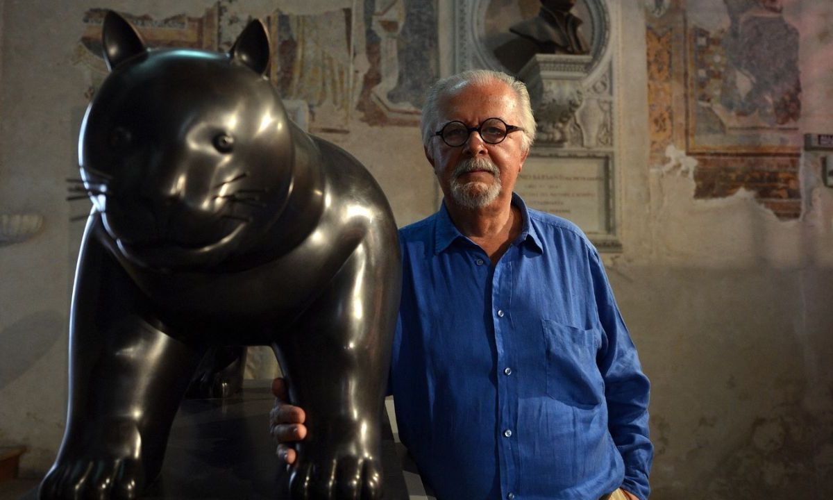 Él es Fernando Botero, uno de los artistas plásticos latinoamericanos más importantes del siglo XX