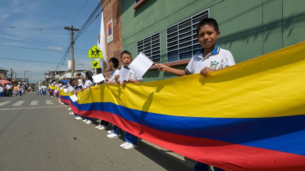 Cientos de niños y pobladores de Colombia, marcharon este miércoles para exigir paz y el derecho a estudiar