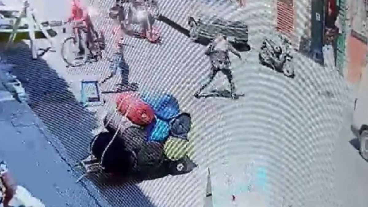 Mujer policía embiste a motoladrones para detenerlos; locatarios los someten y golpean