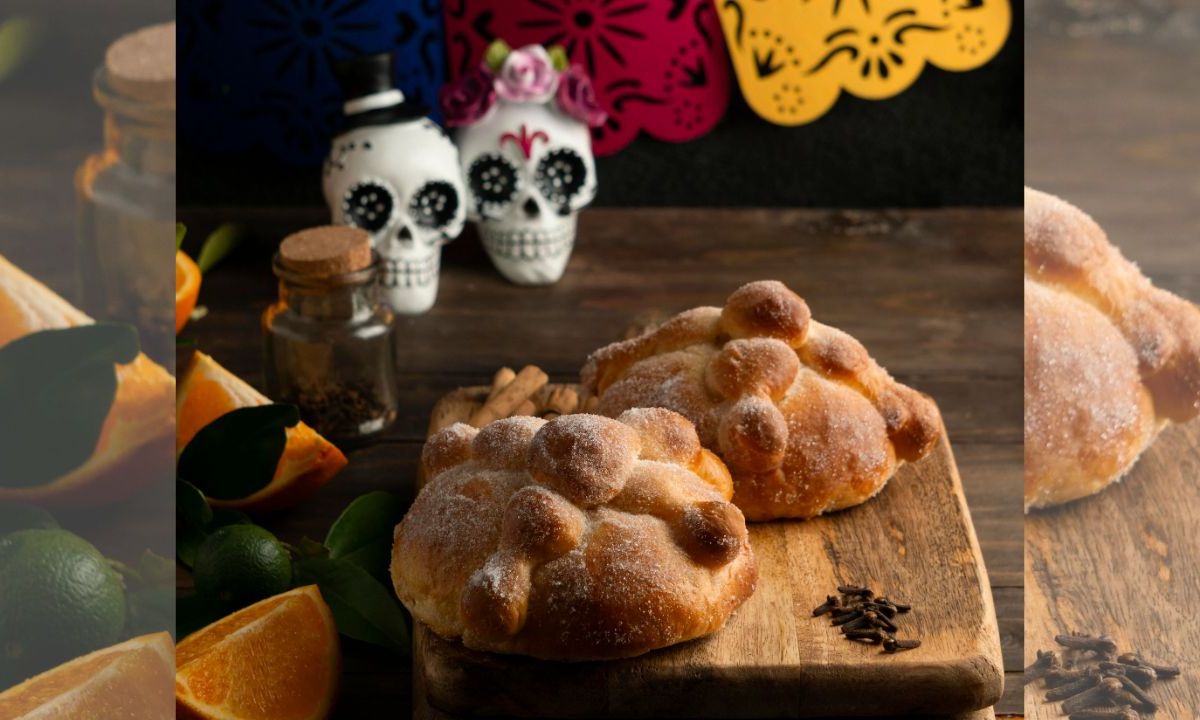 Se cree que el pan de muerto es una ofrenda para los espíritus de los difuntos, y su forma y decoración tienen un simbolismo especial. 