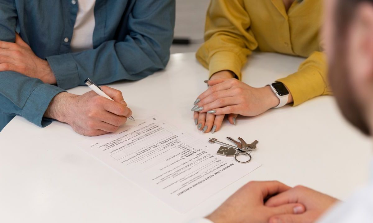 Una póliza de arrendamiento proporciona protección legal y claridad para cualquier acuerdo de alquiler entre arrendador y arrendatario.