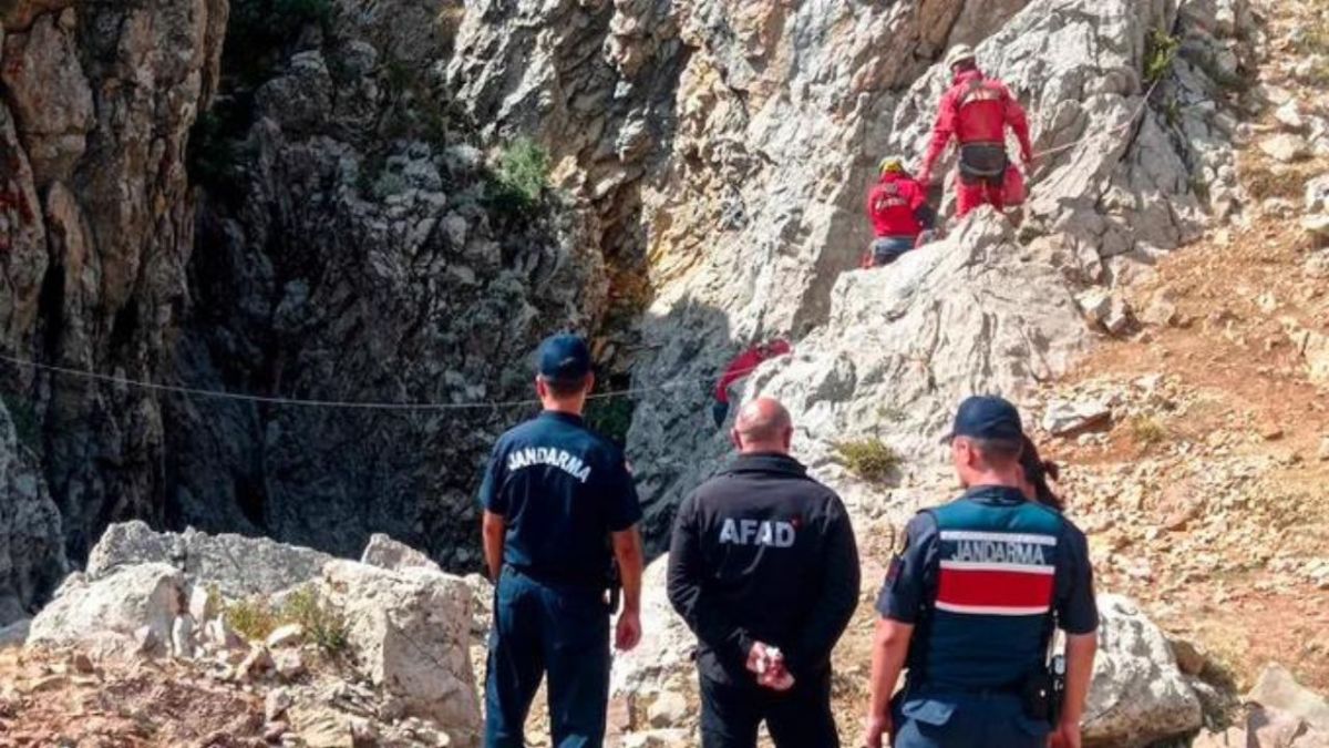 Rescatan a espeleólogo estadounidense tras nueve días en una gruta en Turquía