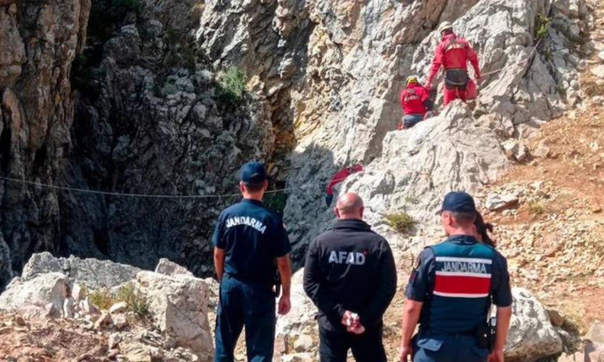 Rescatan a espeleólogo estadounidense tras nueve días en una gruta en Turquía