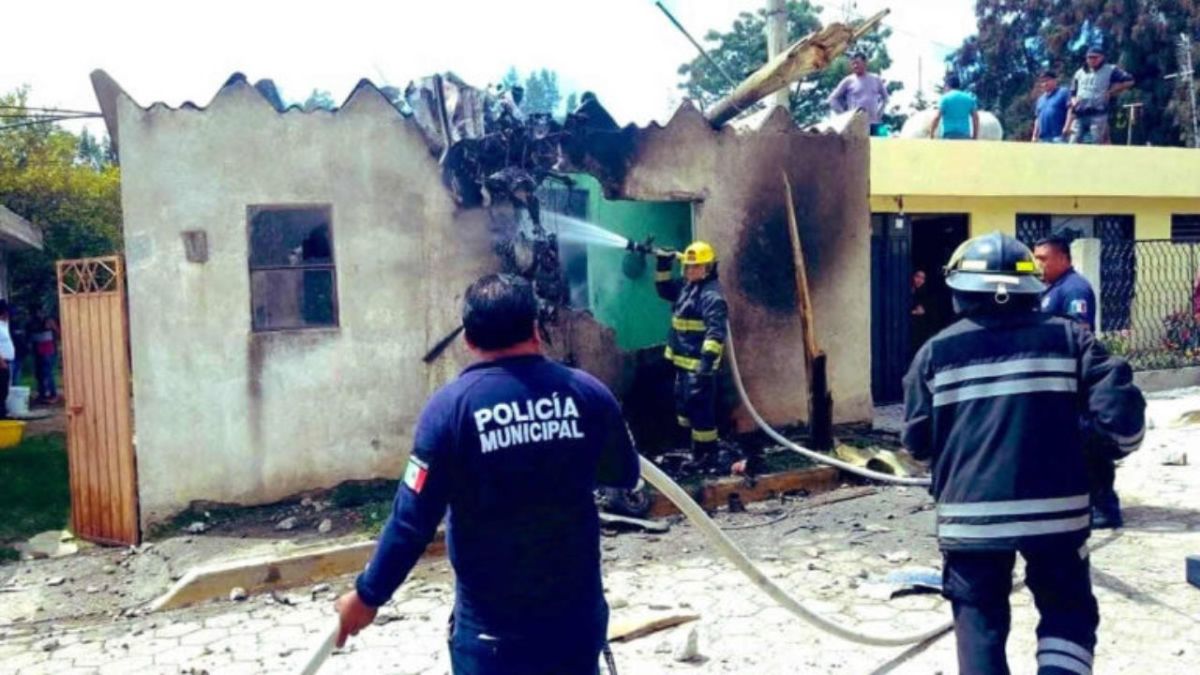El gobernador de Puebla confirmó la muerte de los tres tripulantes de la avioneta que se estrelló en una vivienda ubicada en Felipe Ángeles