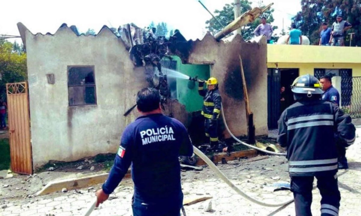 El gobernador de Puebla confirmó la muerte de los tres tripulantes de la avioneta que se estrelló en una vivienda ubicada en Felipe Ángeles