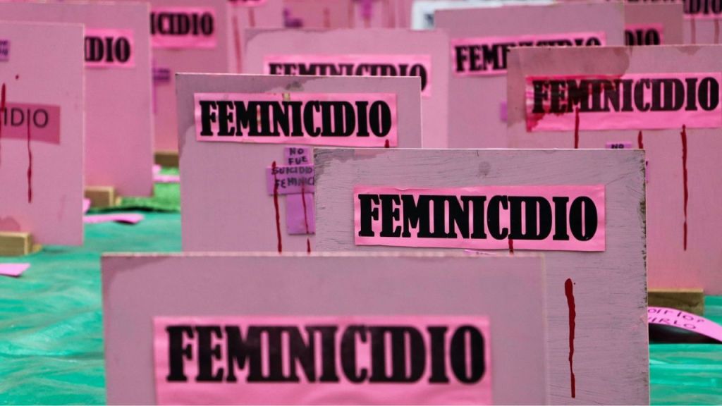 Código Penal Federal, establece que a quien cometa el delito de feminicidio en México se le impondrán de cuarenta a sesenta años de prisión