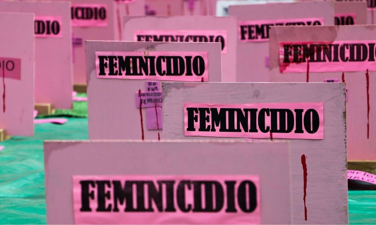 Código Penal Federal, establece que a quien cometa el delito de feminicidio en México se le impondrán de cuarenta a sesenta años de prisión