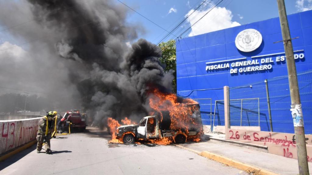 La Fiscalía General del Estado (FGE) de Guerrero informó que inició una carpeta de investigación por daños a la propiedad, luego de que normalistas vandalizaron las instalaciones.