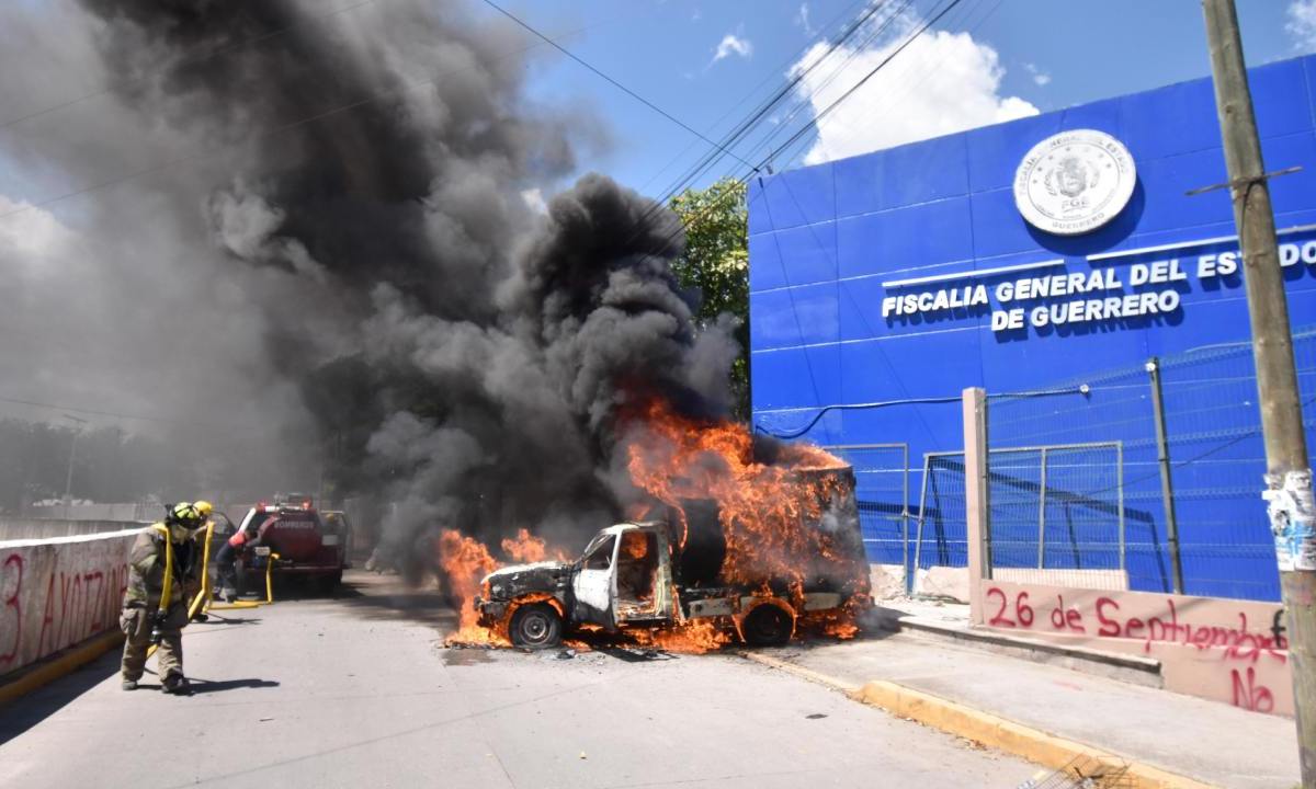 La Fiscalía General del Estado (FGE) de Guerrero informó que inició una carpeta de investigación por daños a la propiedad, luego de que normalistas vandalizaron las instalaciones.
