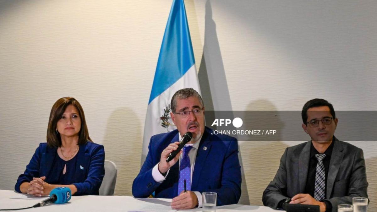 El presidente electo de Guatemala, el socialdemócrata Bernardo Arévalo, exigió la renuncia de la fiscal general Consuelo Porras, un fiscal y un juez por orquestar un supuesto plan de golpe de Estado.