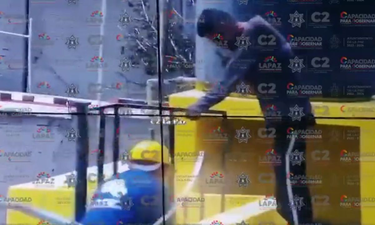 Sujeto amaga con arrojarse de un edificio en La Paz; oficial se disfraza de obrero para evitarlo