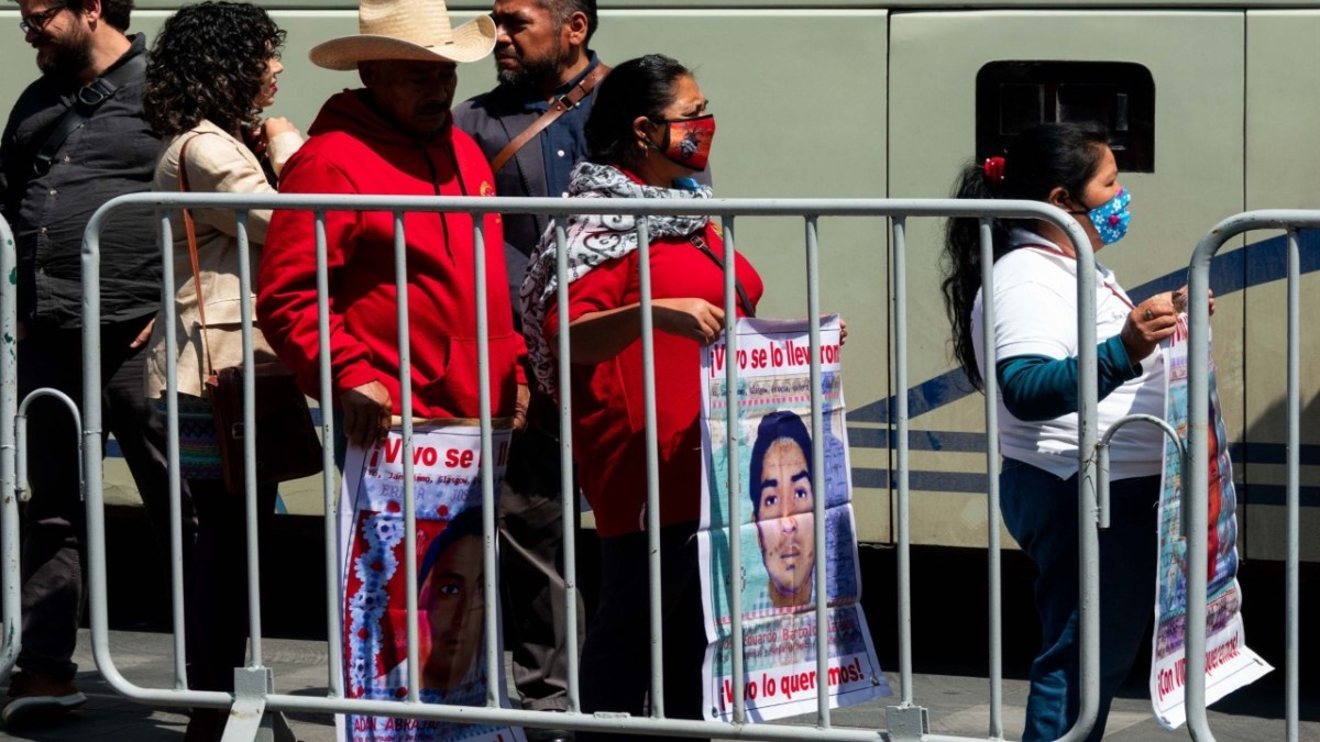 AMLO ordenó que se revise toda la documentación entregada sobre el caso Ayotzinapa con el fin de "resolver este asunto en definitiva"
