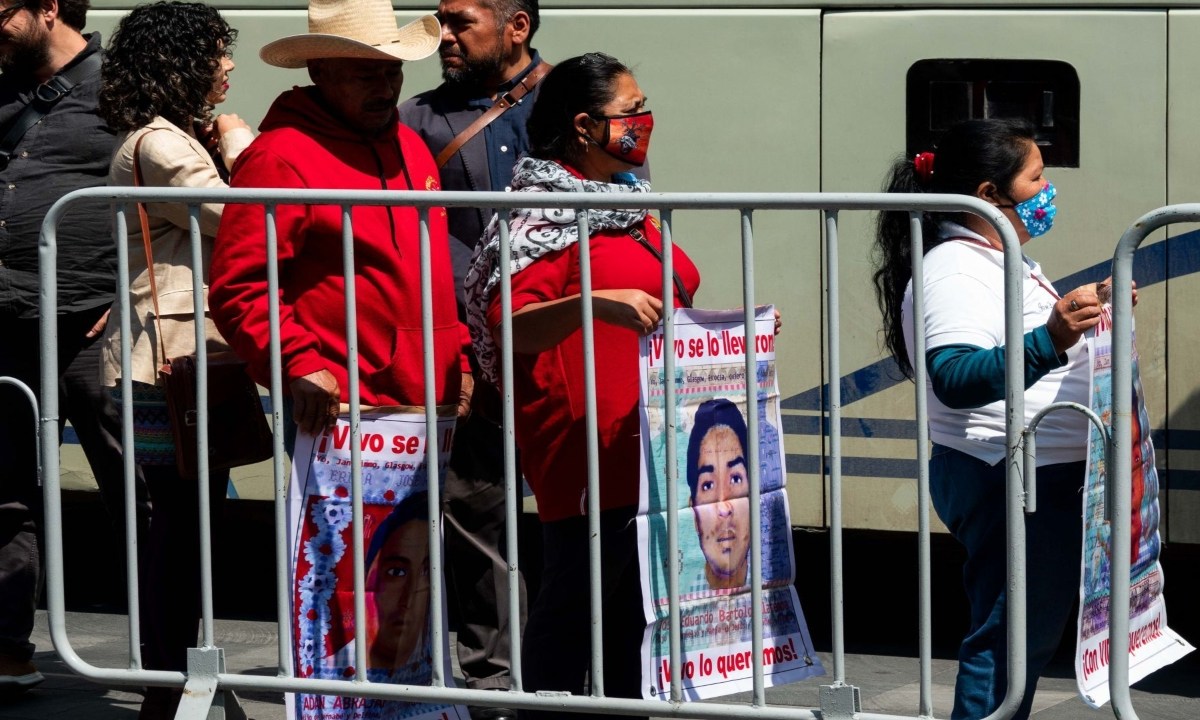 AMLO ordenó que se revise toda la documentación entregada sobre el caso Ayotzinapa con el fin de "resolver este asunto en definitiva"