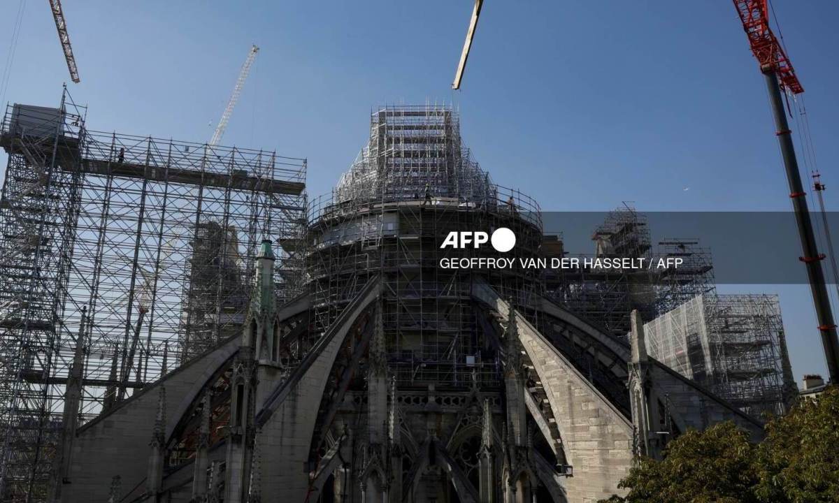La aguja de Notre-Dame, que se derrumbó en un incendio, volverá a coronar el tejado de la catedral antes de los Juegos Olímpicos de París