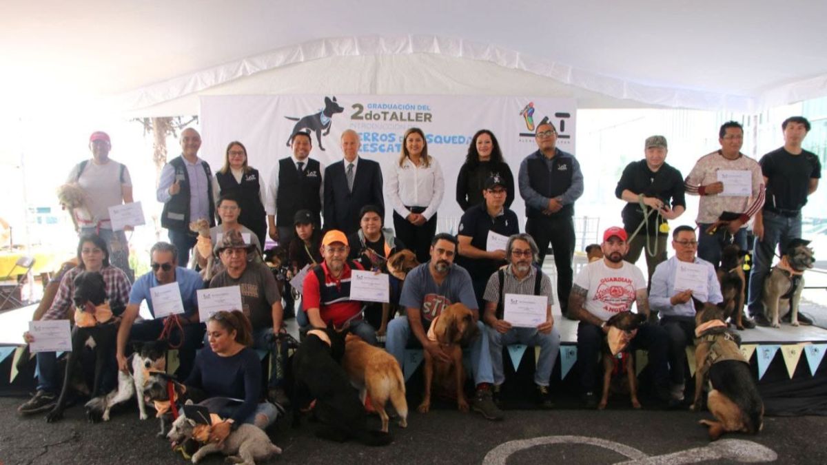 Alfa González encabeza ceremonia de graduación de 20 perros rescatistas