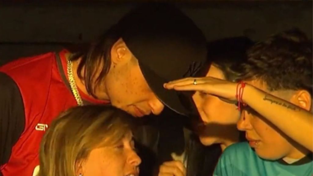 Foto:Captura de pantalla|¿Andan? Captan a Peso Pluma y a Nicki Nicole juntos en un estadio de Argentina
