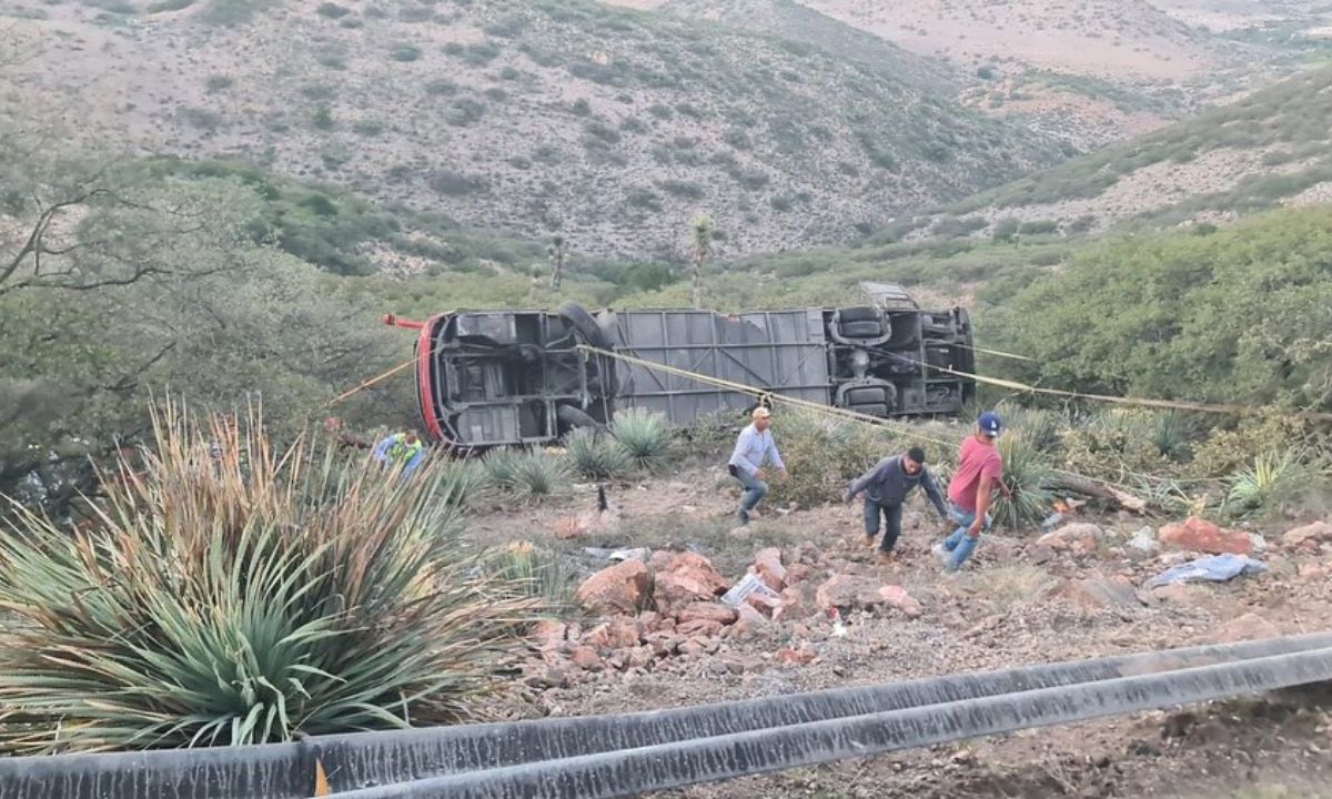 10 muertos y 18 heridos por accidente de autobús en un barranca en San Luis Potosí