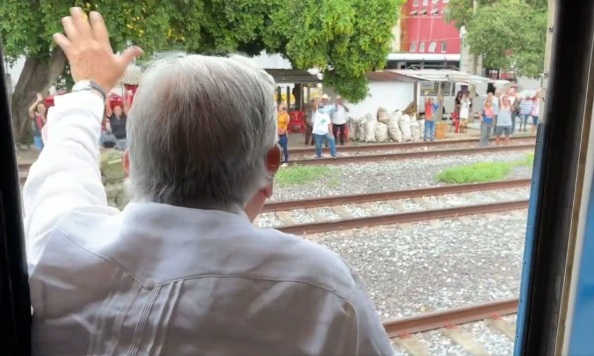 La gente está eufórica, señala AMLO tras probar el tren del Istmo