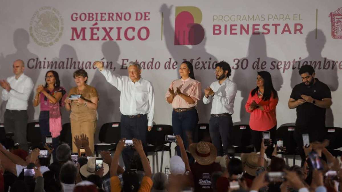 El presidente Andrés Manuel López Obrador y la gobernadora del Estado de México, Delfina Gómez Álvarez, realizaron la entrega de programas del Bienestar en el Deportivo Tepalcates del municipio de Chimalhuacán