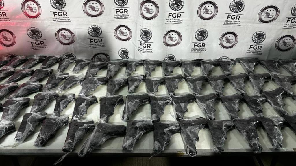 Elementos de la Fiscalía General de la República (FGR) aseguraron más de 200 armas cortas en Nuevo León, éstas eran transportadas de manera oculta en un automóvil particular.