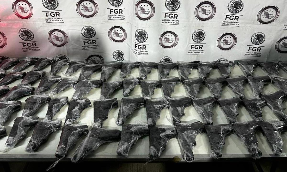 Elementos de la Fiscalía General de la República (FGR) aseguraron más de 200 armas cortas en Nuevo León, éstas eran transportadas de manera oculta en un automóvil particular.