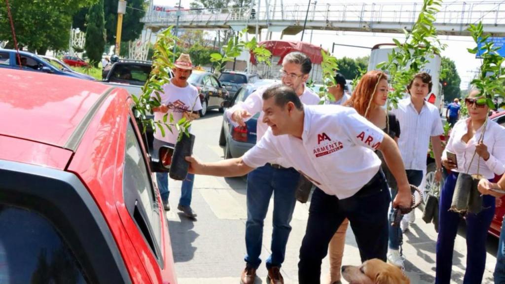 El senador Alejandro Armenta repartió 2 mil arbolitos en la capital de Puebla, como parte de la campaña "Sembremos Esperanza".