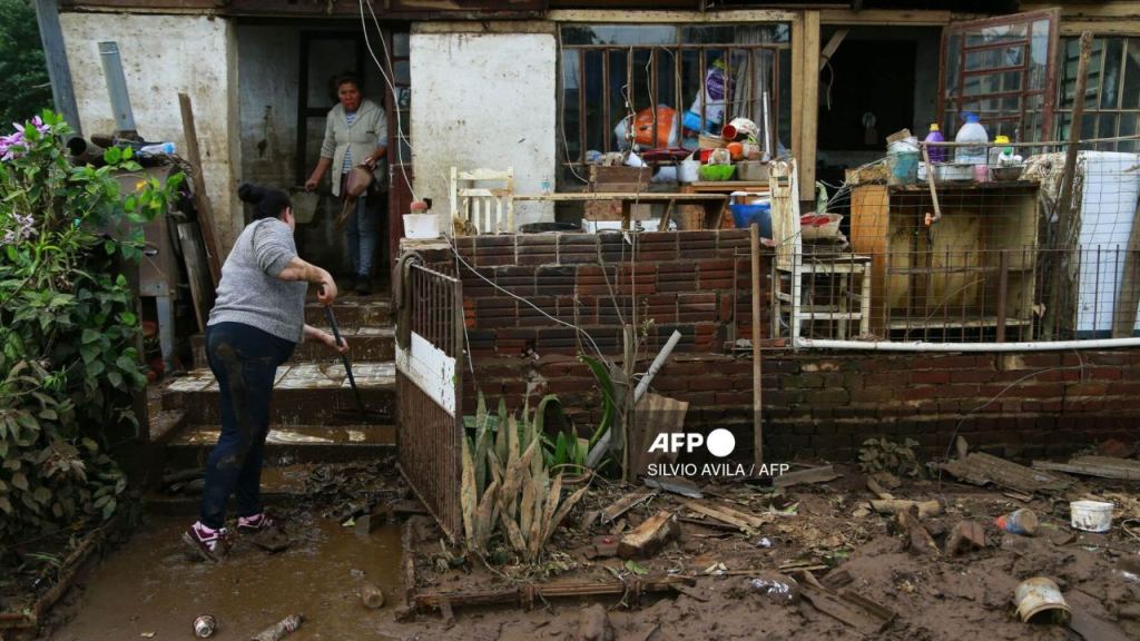 El sur de Brasil se prepara para nuevas lluvias torrenciales, con posibilidades de fuertes vientos y granizo, tres días después del paso de un ciclón que dejó al menos 41 fallecidos y 25 desaparecidos.
