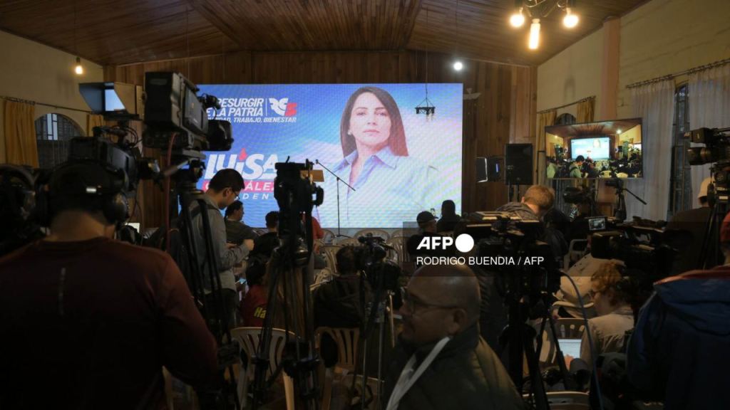 El crimen organizado toca la puerta de los medios de comunicación en Ecuador, donde este año al menos 15 periodistas han sido amenazados de muerte en medio de la creciente violencia que azota al país