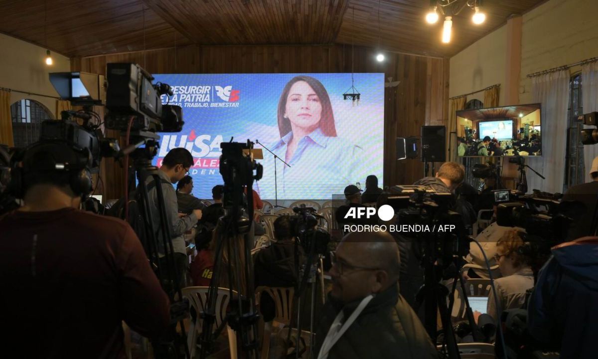 El crimen organizado toca la puerta de los medios de comunicación en Ecuador, donde este año al menos 15 periodistas han sido amenazados de muerte en medio de la creciente violencia que azota al país