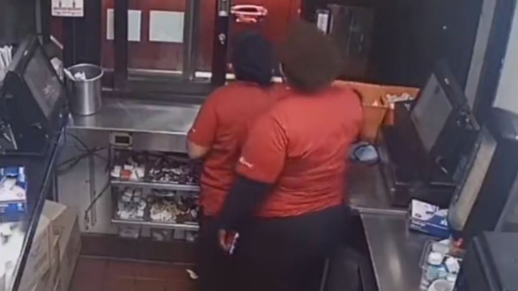 Foto:Captura de pantalla|VIDEO: Empleada dispara a cliente tras discusión por falta papas fritas