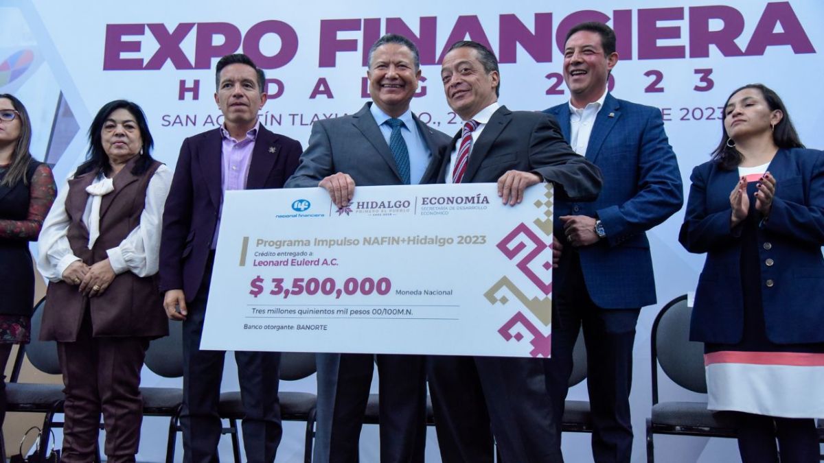 El gobernador Julio Menchaca Salazar, entregó de forma simbólica 5 créditos derivados del “Programa Impulso Nafin + Hidalgo 2023” , durante la Expo Financiera