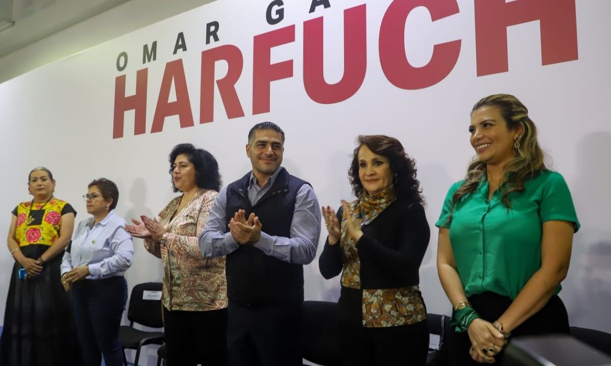 Entre aplausos y empujones, Omar García Harfuch fue recibido en un Encuentro con Mujeres en la Expo Reforma