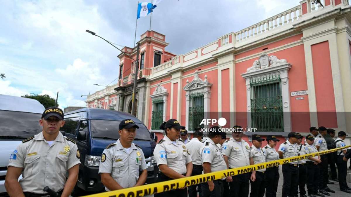 Entre forcejeos con magistrados, la fiscalía de Guatemala incautó este sábado las actas de las pasadas elecciones en el allanamiento del tribunal electoral