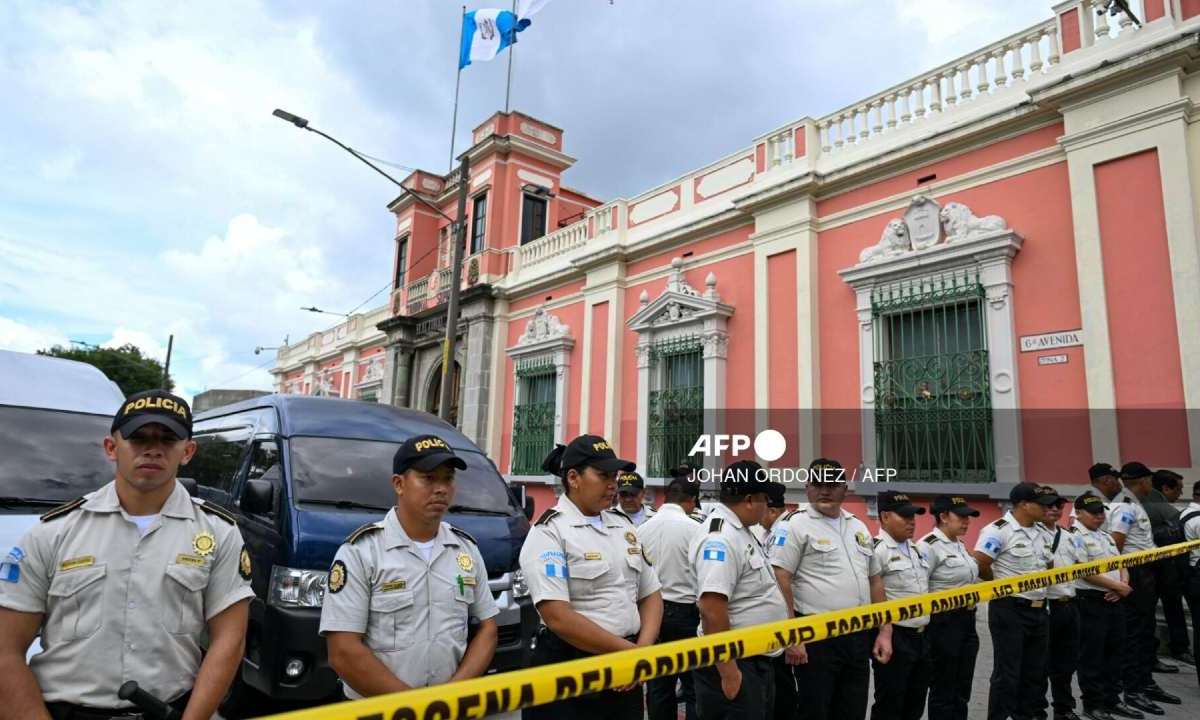 Entre forcejeos con magistrados, la fiscalía de Guatemala incautó este sábado las actas de las pasadas elecciones en el allanamiento del tribunal electoral