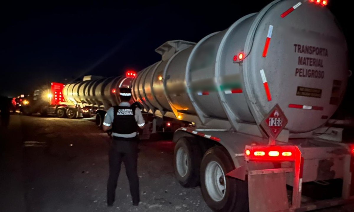 Derivado de una infracción, un conductor de un tractocamión fue detenido en una carretera de Tamaulipas, luego de que le hallaron 66 mil litros de huachicol.