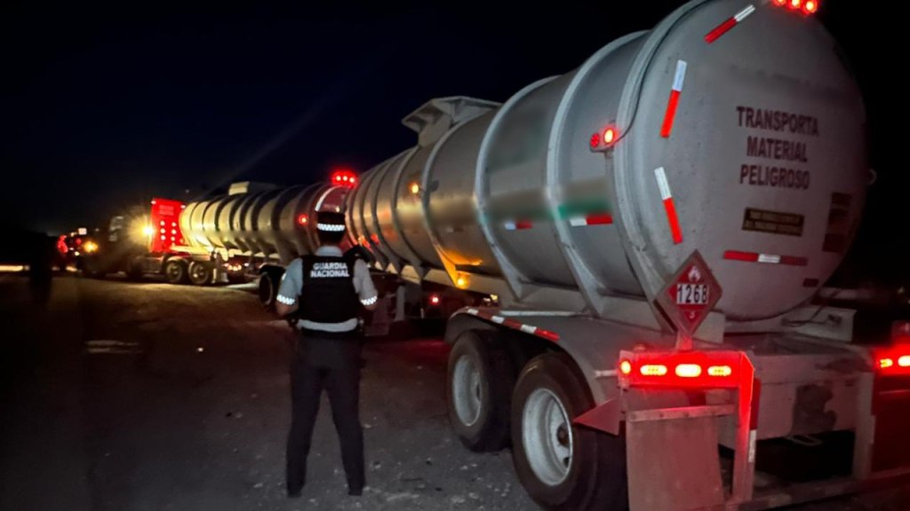 Derivado de una infracción, un conductor de un tractocamión fue detenido en una carretera de Tamaulipas, luego de que le hallaron 66 mil litros de huachicol.