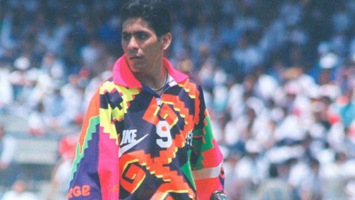 El exportero y comentarista deportivo mexicano Jorge Campos recibió un homenaje en París, Francia, por su aportación al mundo de la moda en el deporte por su inconfundibles uniformes fosforescentes