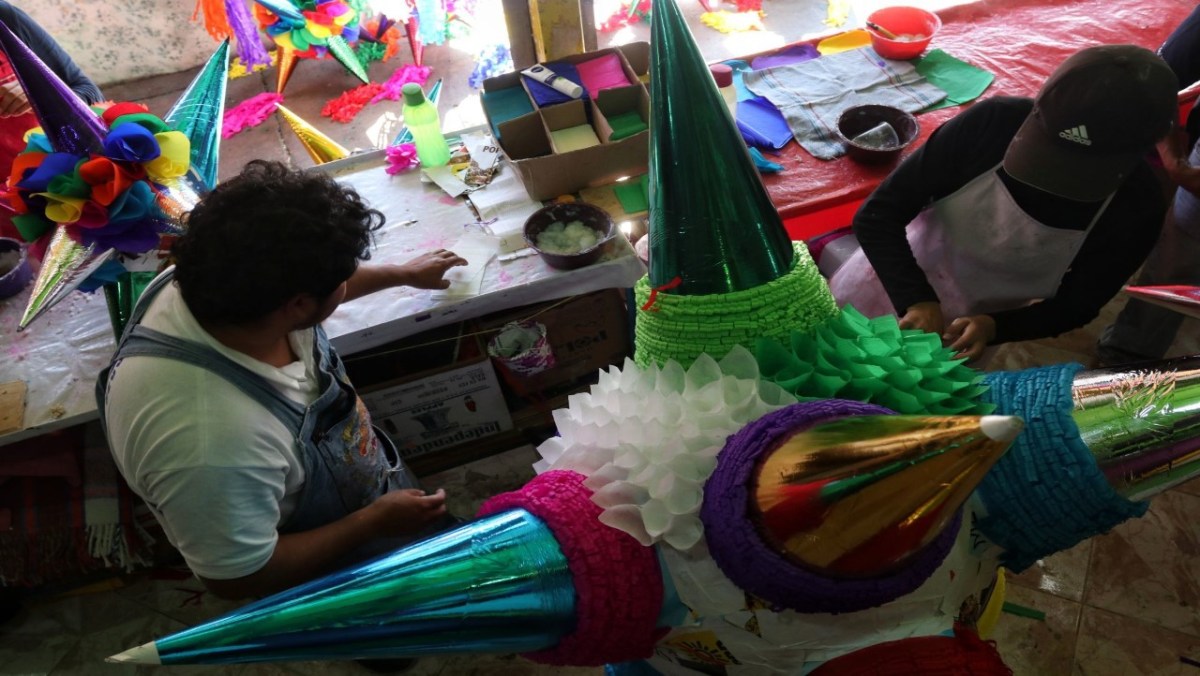 imagen de artesanos elaborando piñatas