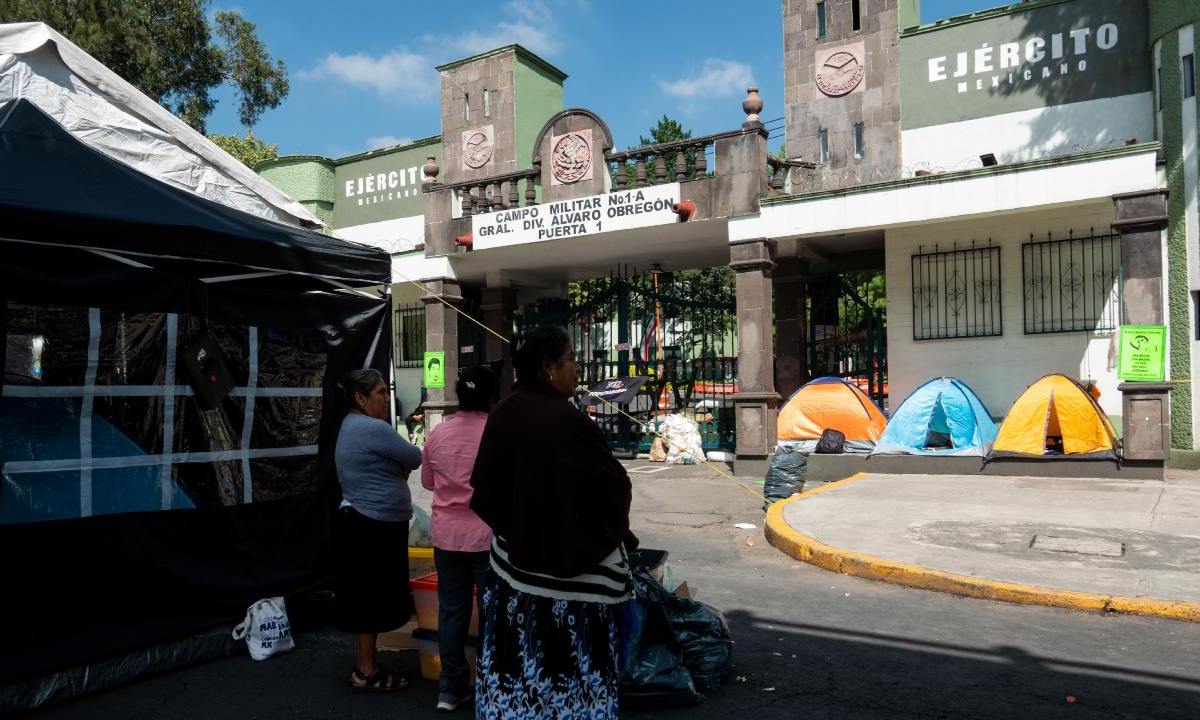Padres de los Normalistas de Ayotzinapa mantienen el plantón que montaron este viernes frente a la entrada 1 del Campo Militar 1