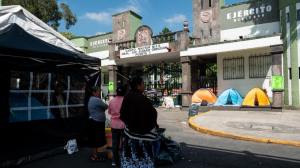 Padres de Normalistas de Ayotzinapa mantienen plantón frente al Campo Militar 1; lunes continúa encuentro con autoridades. Noticias en tiempo real