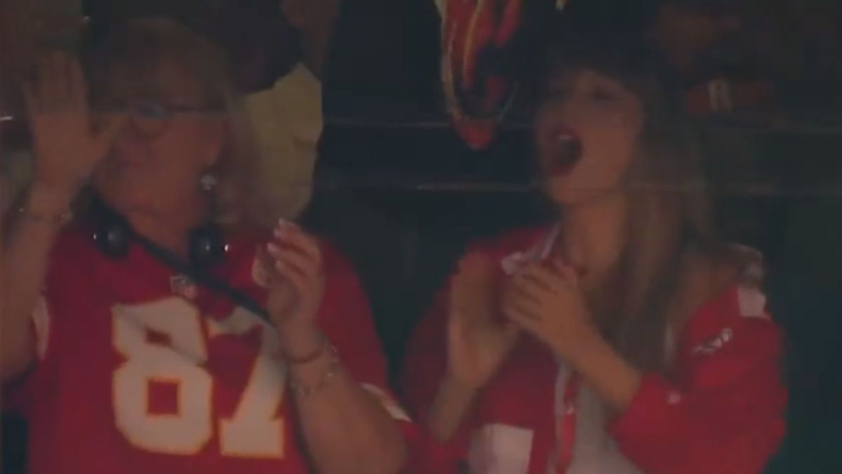 Foto:Captura de pantalla|¿La mejor porra? Taylor Swift apoya a Travis Kelce junto a su madre en el partido de los Chiefs