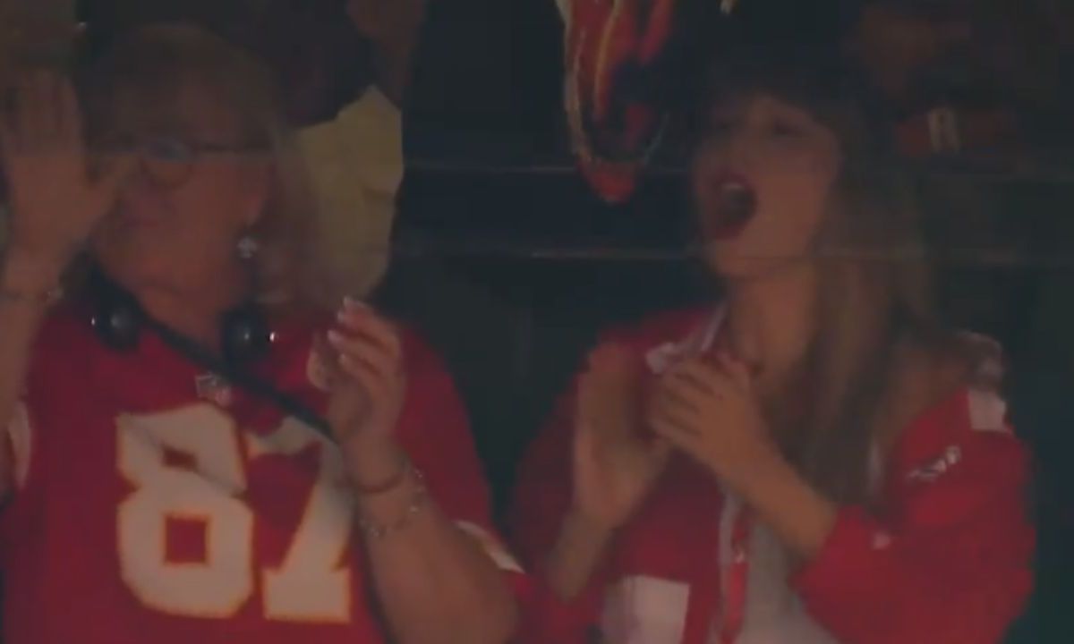 Foto:Captura de pantalla|¿La mejor porra? Taylor Swift apoya a Travis Kelce junto a su madre en el partido de los Chiefs