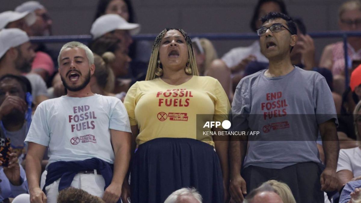 Una semifinal femenina del US Open estuvo detenida debido a una aparente protesta de activistas contra el cambio climático desde la grada