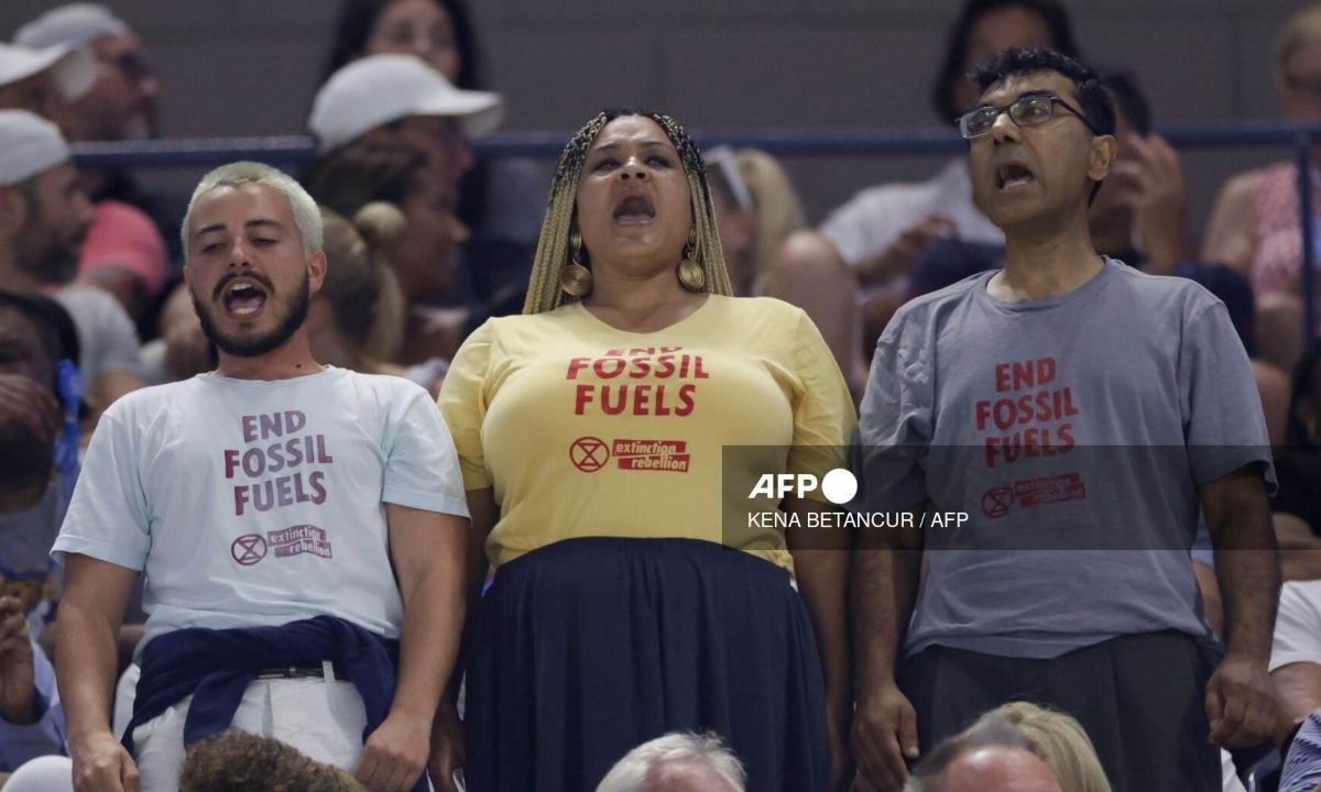 Una semifinal femenina del US Open estuvo detenida debido a una aparente protesta de activistas contra el cambio climático desde la grada