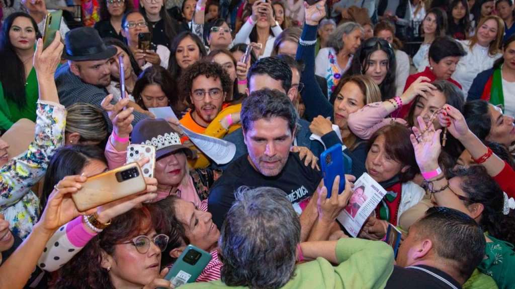 El aspirante a candidato independiente a la presidencia de México, Eduardo Verastegui, sostuvo un encuentro con mujeres simpatizantes en la Ciudad de México.